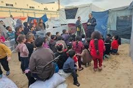 الاونروا تعيد بناء مساحات تعلم بديلة للأطفال في غزة